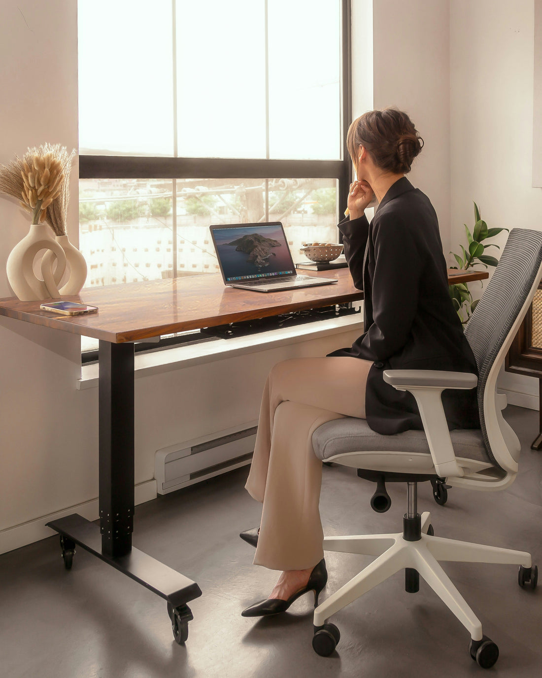 How to Choose the Right Office Chair for Long Work Hours - TrueDesk