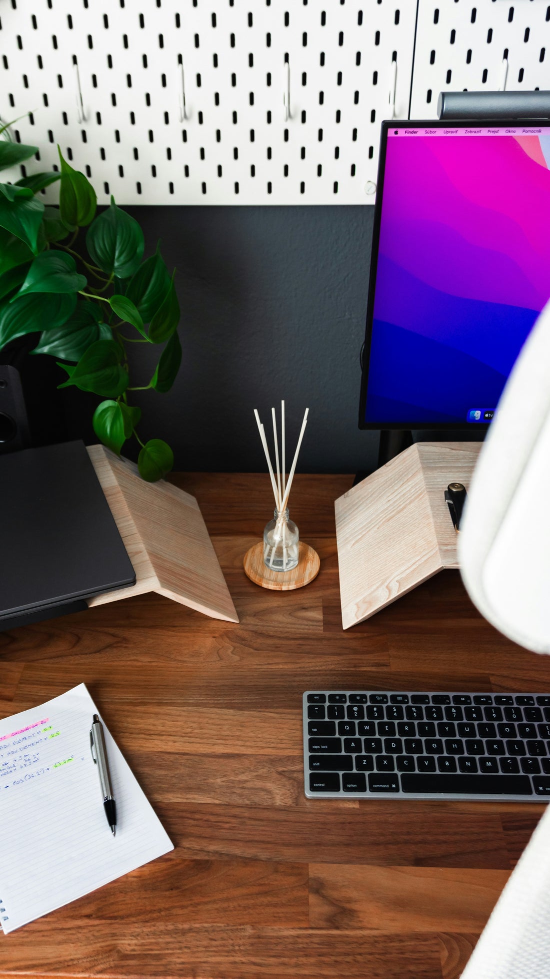 The Ergonomic Blueprint: Mastering Productivity with Vision and Scent - TrueDesk